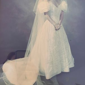 Stunning white high quality wedding dress w/pearls